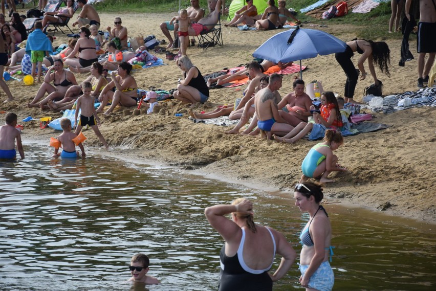 Mnóstwo odpoczywających nad zalewem w Jastrzębiu. Nie brakowało amatorów kąpieli [ZDJĘCIA]