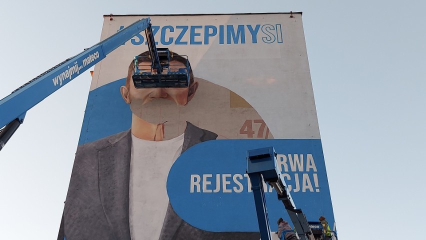 Białystok. Mural Cezarego Pazury w ramach kampanii...