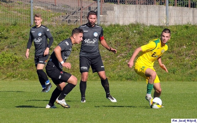 GKS Manowo uległ na swoim boisku Pogoni Połczyn-Zdrój (czarne stroje).