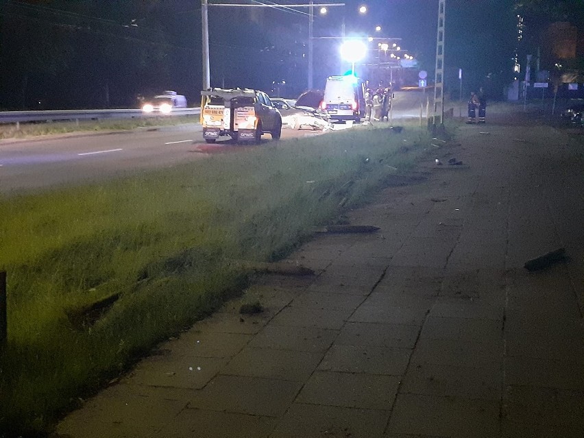 Gdynia. Samochód osobowy uderzył w słup. Kierowca i pasażerowie zbiegli z miejsca zdarzenia