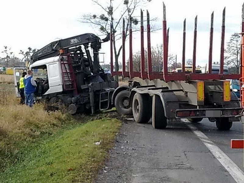 Ciężarówka zderzyła się z osobową hondą