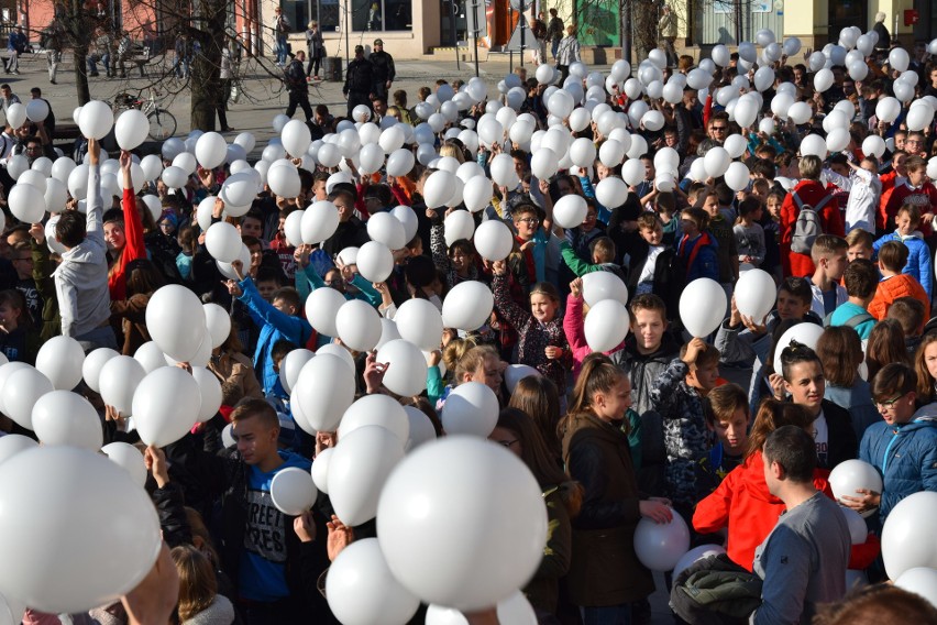 W Gorlicach jest dzisiaj biało-czerwono. Na płycie rynku powstała żywa flaga. Przyszły setki uczniów z biało-czerwonymi balonikami