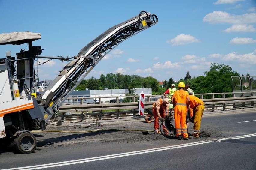 Poznań: Na Lechickiej nad PST wygrodzone pasy jezdni z powodu napraw dylatacji