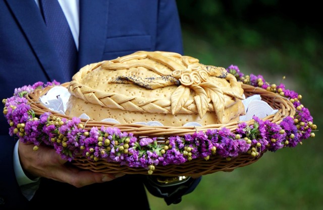 Chleb dożynkowy, ważny symbol dostatku i trudu pracy rolników.