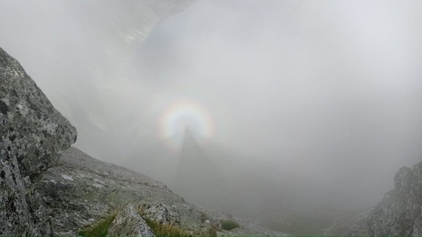 Widmo Brockenu w górach. Ostrowianka sfotografowała to zjawisko w drodze na Rysy. Znacie przesąd?