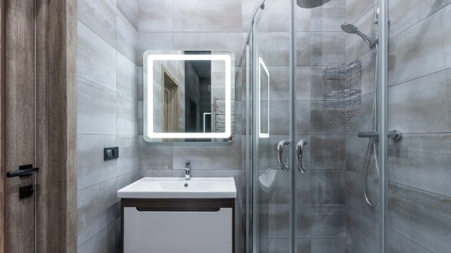 Warto poznać kilka niezawodnych sposobów na optyczne powiększenie przestrzeni w małej łazience.