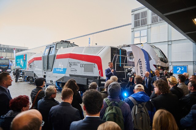 Na berlińskich targach Pesa Bydgoszcz i PKN ORLEN wspólnie zaprezentowały wodorową lokomotywę manewrową wraz z mobilną stacją tankowania.