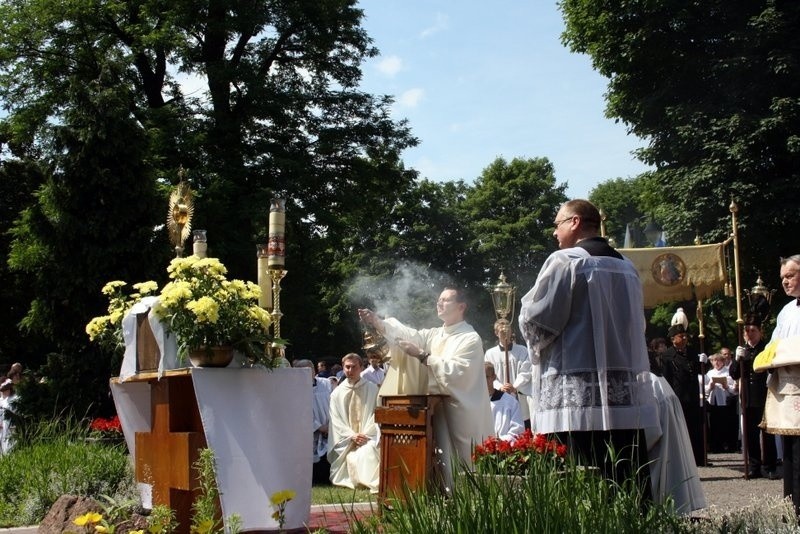 Boże Ciało 2014 w Zabrzu: procesja z kościoła św.Anny w...