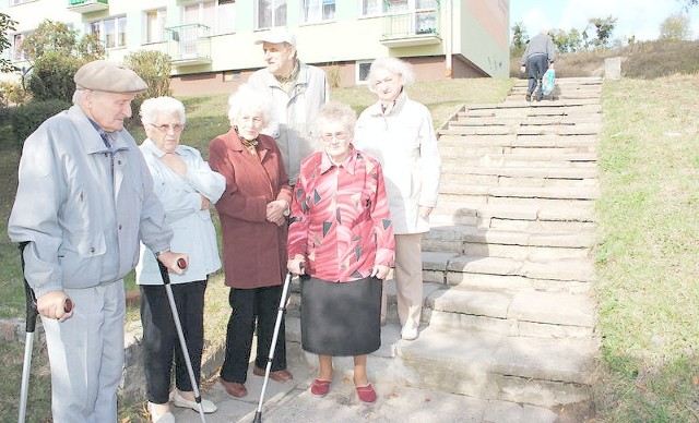 Emeryci z ulicy Elbląskiej proszą miasto o wyremontowanie schodów i zamontowanie balustrady. - Czy to tak wiele? - pytają