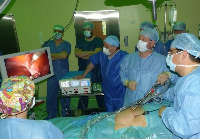 W skarżyskim szpitalu dokonano operacji leczenia przepukliny nowoczesną metodą laparoskopową.