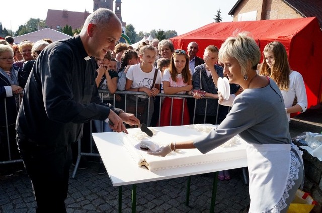 Wielkim tortem obdzielił obecnych ks. Dariusz Żochowski