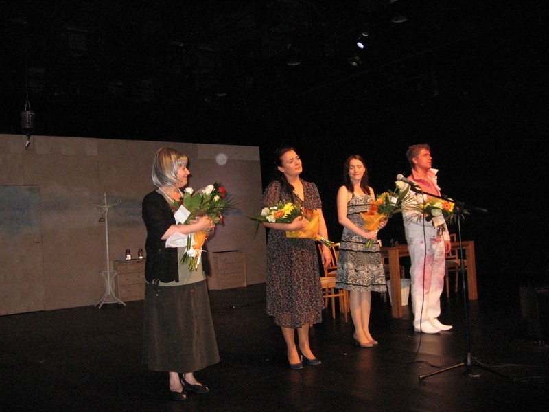 Aktorom dziękowano kwiatami: od lewej Danuta Dolecka, Joanna...