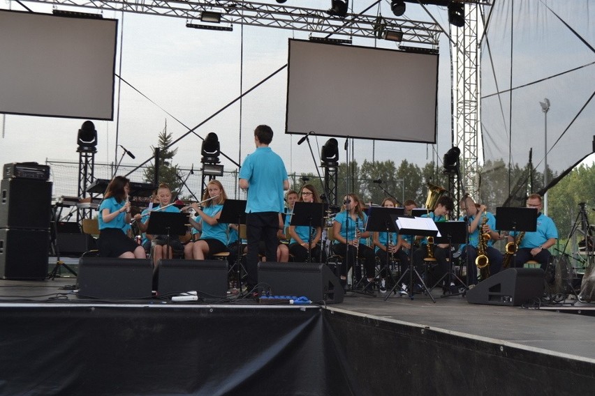 Kombii i Papa D podczas III Festiwalu Ciżemki w Rędzinach. Wystąpiła też miejscowa orkiestra i wokaliści ze Studia Piosenki [ZDJĘCIA]