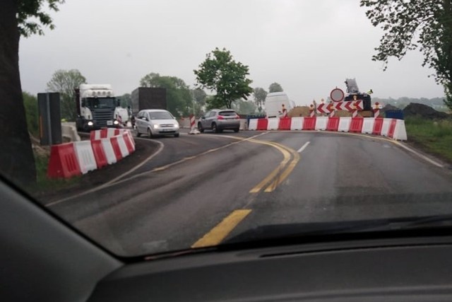 Trwa budowa obwodnicy Inowrocławia. W Sławęcinku wprowadzona została zmiana organizacji ruchu. Na kilkusetmetrowym odcinku zamknięto drogę krajowa nr 25. Kierowcy prowadzeni są objazdem, miejscami dość krętym: drogą dojazdową oraz tymczasową.Jak informuje SAFEGE Biuro Inżyniera w Inowrocławiu, objazd ten jest konieczny, by pracownicy wykonali włączenie jezdni gł&oacute;wnej obwodnicy do istniejącego przebiegu drogi krajowej nr 25.- Ze względu na liczne zwężenia jezdni, zmiany kierunku ruchu i prowadzenie ruchu po nawierzchniach tymczasowych, mając na uwadze bezpieczeństwo - wprowadzone zostało na całym odcinku rob&oacute;t oraz gł&oacute;wnego ruchu dla drogi krajowej nr 25 ograniczenie prędkości do 50 km/h - informuje Paulina Jankowska z SAFEGE. Natomiast na nawierzchni tymczasowej obowiązuje ograniczenie prędkości do 30 km/h.VII Piknik Śmigłowcowy w Latkowie. Działo się!:&lt;script class=&quot;XlinkEmbedScript&quot; data-width=&quot;640&quot; data-height=&quot;360&quot; data-url=&quot;//get.x-link.pl/51ae156b-089f-e59b-dbed-863b32f2c36c,58529463-900e-01b6-6e0b-48b98955f756,embed.html&quot; type=&quot;application/javascript&quot; src=&quot;//prodxnews1blob.blob.core.windows.net/cdn/js/xlink-i.js?v1&quot;&gt;&lt;/script&gt;