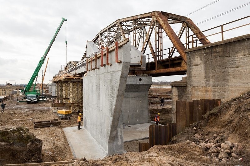 Postępuje budowa mostu na Bugu i modernizacja stacji w...