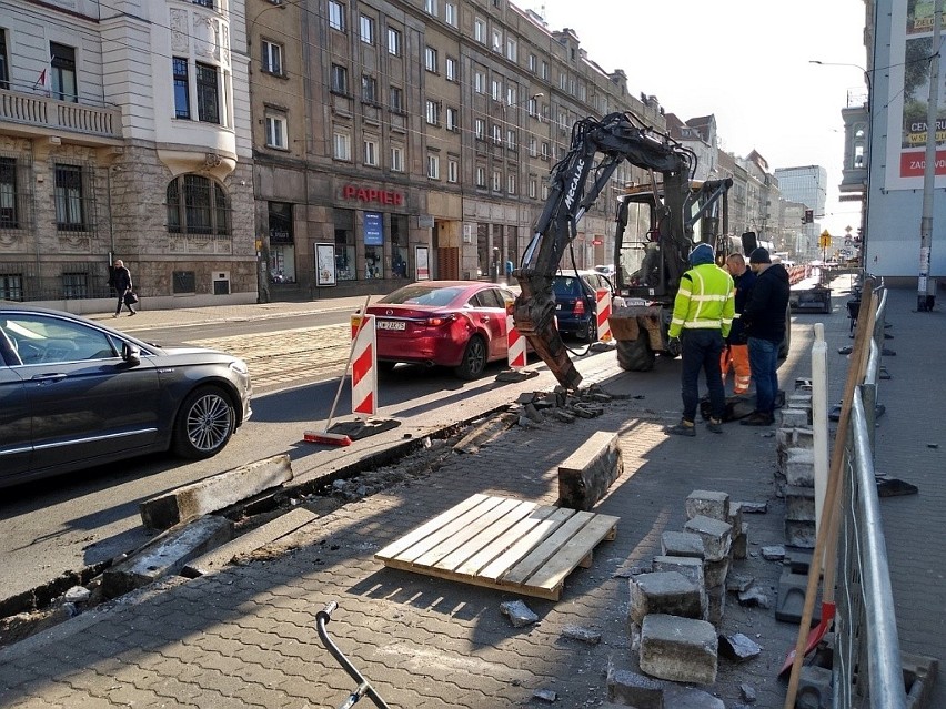 Przebudowa ulicy Piłsudskiego. Powstaną drogi rowerowe, na razie są zwężenia i duże korki (ZDJĘCIA)