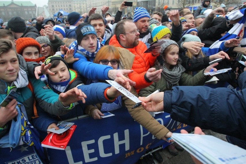 Na placu Wolności pojawił się tłum poznaniaków