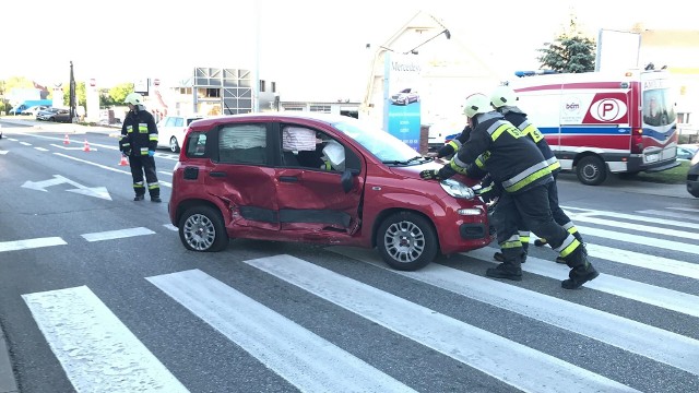 Do zdarzenia na skrzyżowaniu ulicy Oleskiej z Wiejską w Opolu doszło dziś o godz. 19.30. Jak informuje dyżurny Komendy Miejskiej Policji w Opolu, kierująca pojazdem marki Fiat nie ustąpiła pierwszeństwa przejazdu kierowcy prowadzącemu opla, w wyniku czego doszło do zderzenia obu aut. Na szczęście nic poważnego nikomu się nie stało, chociaż sytuacja wyglądała groźnie. Finał kolizji: wniosek do sądu o ukaranie kierującej.