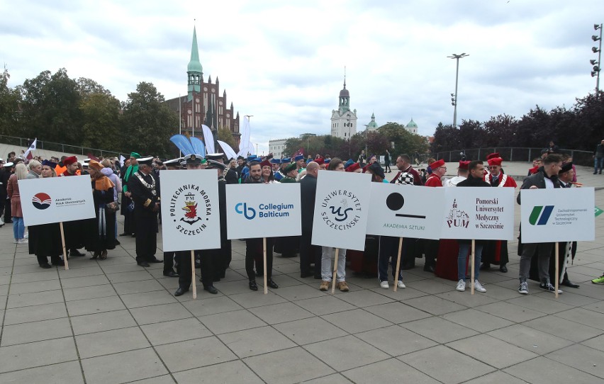 Przemarsz studentów i rektorów ulicami Szczecina