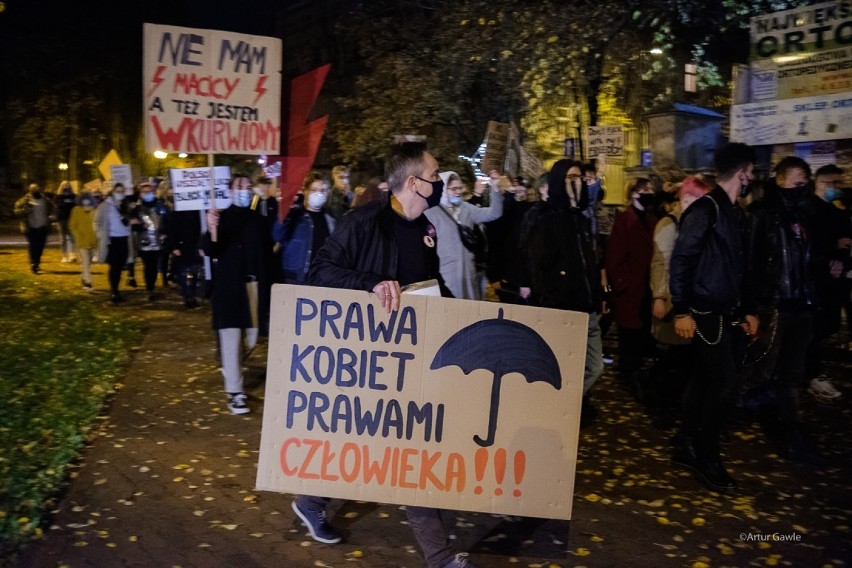 Protesty kobiet w Tarnowie. Jakie hasła na transparentach mają strajkujący? [ZDJĘCIA]
