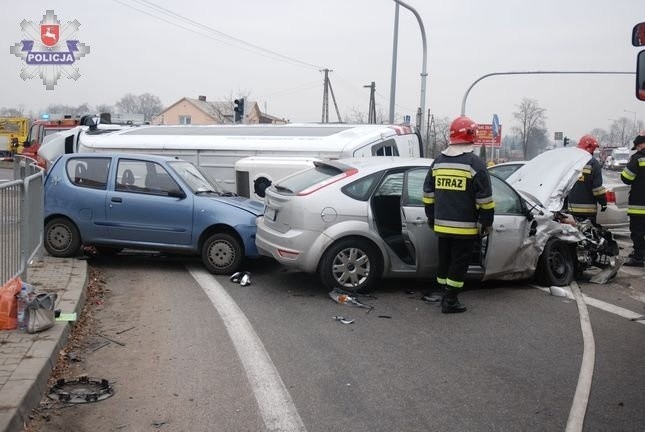 Wypadek w Moszczance: Zderzenie busa i dwóch samochodów. Są ranni