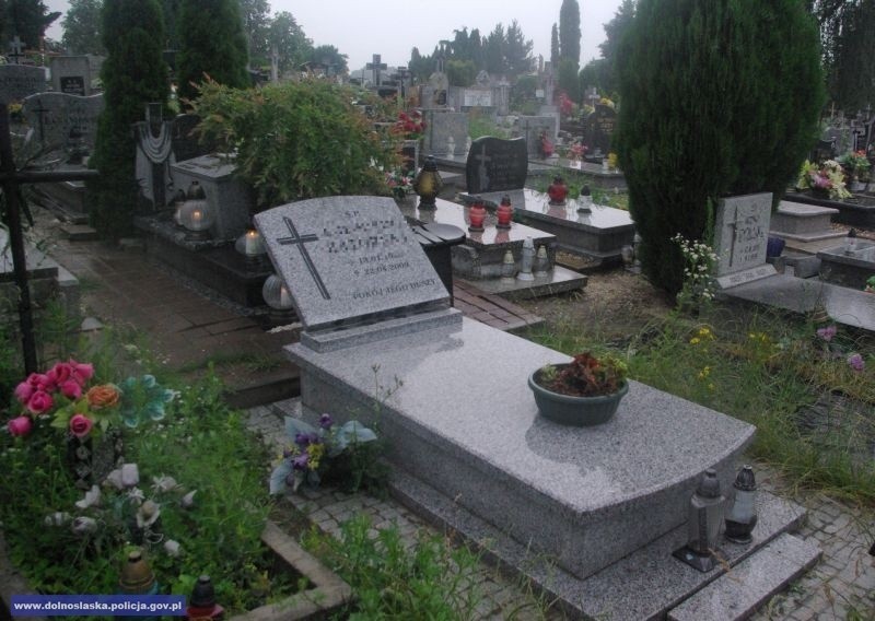 Zniszczone nagrobki na cmentarzu parafialnym w Trzebnicy