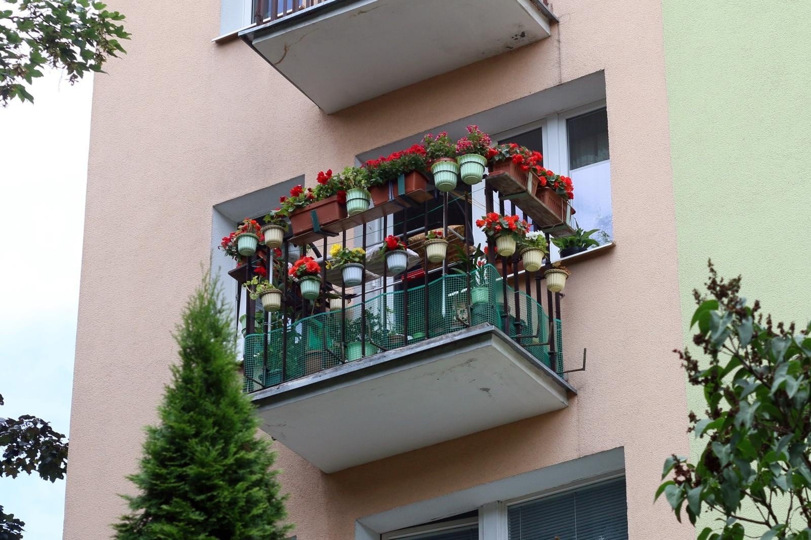 Balkon w bloku – jak go dobudować? Sprawdź, na jakie formalności i koszty  trzeba się przygotować | RegioDom
