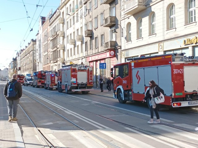 W środę (12 kwietnia) sześć zastępów straży pożarnej zjawiło się na rogu ulic Kołłątaja i Piłsudskiego. Zgłoszenie dotyczyło hotelu Piast.