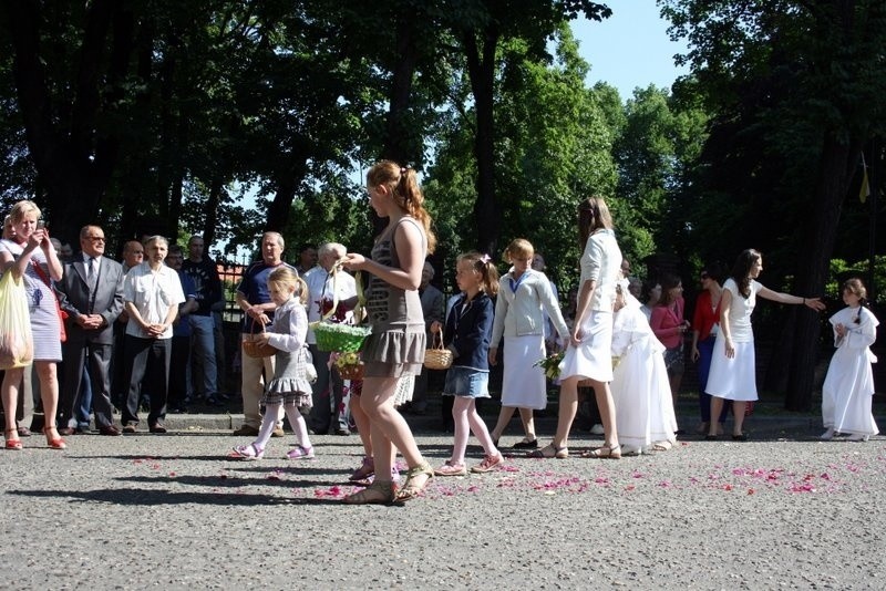Boże Ciało 2014 w Zabrzu: procesja z kościoła św.Anny w...
