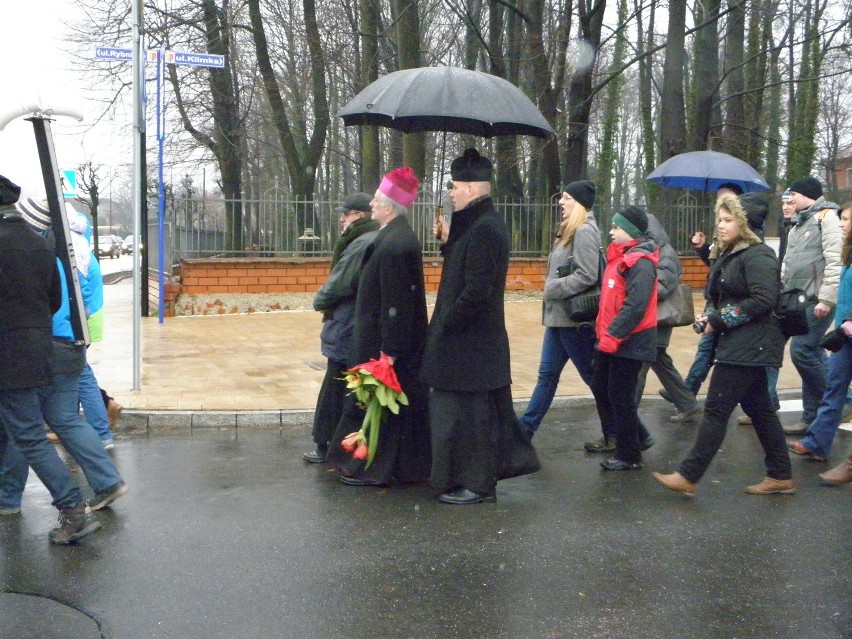 Krzyż ŚDM w Żorach: Adoracja i procesja [ZDJĘCIA]