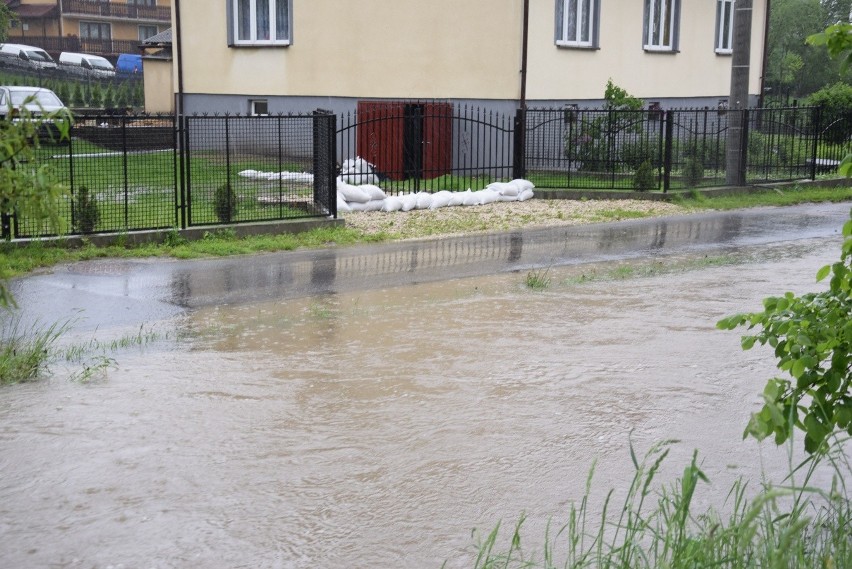 Woda uwięziła ludzi w domach. Alarm powodziowy ogłoszono w pięciu gminach