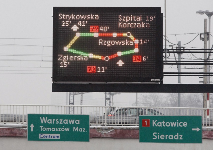 Tablica VMS w Łodzi pokazuje kierowcom trasę i czas...