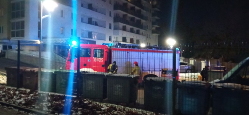 Białystok. Nocna interwencja straży pożarnej na Antoniuku. W jednym z bloków był wyczuwalny gaz