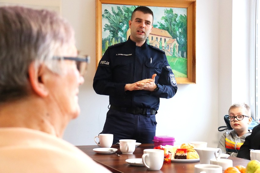 Przed nadchodzącym Dniem Babci i Dziadka policjanci...