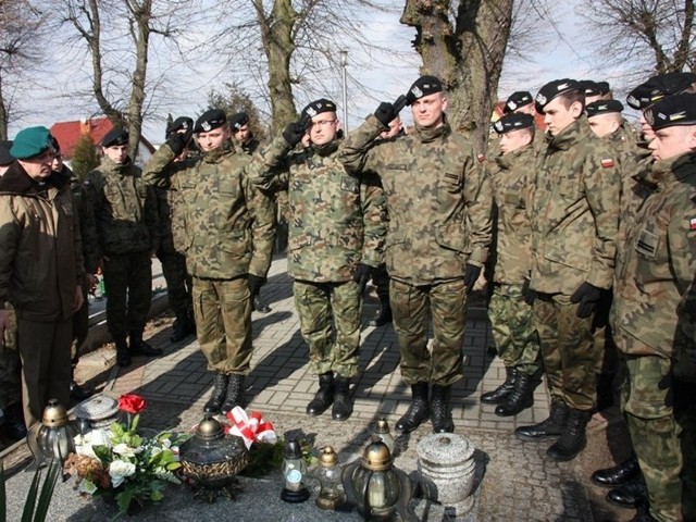 Na cmentarzu w Lusowie żołnierze z Międzyrzecza oddali hołd  pochowanemu tam gen. Józefowi Dowbor-Muśnickiemu, który jest patronem ich brygady.