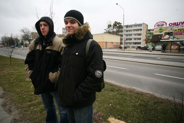 - Ustawienie barierek na pasie zieleni jest bardzo dobrym pomysłem. Piesi nie mieliby już możliwości przechodzić w nie-dozwolonych miejscach - mówią Ernest i Kuba.