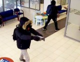 Napad na bank w Katowicach. Sprawcy ścigani. Policja na tropie i publikuje nagranie z monitoringu WIDEO + ZDJĘCIA