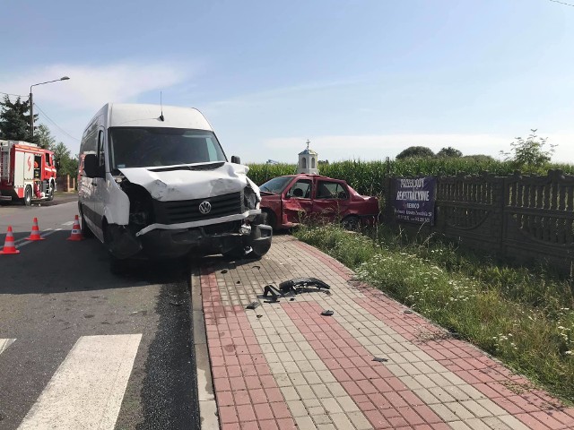 W miejscowości Sobiesęki (gmina Brzeziny, powiat kaliski) samochód osobowy zderzył się  z busem. Zobacz więcej zdjęć ---->