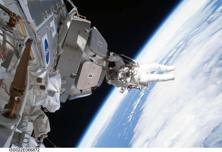 Robot pracujący na Międzynarodowej Stacji Kosmicznej trafiony kawałkiem kosmicznego śmiecia. Szkody są małe