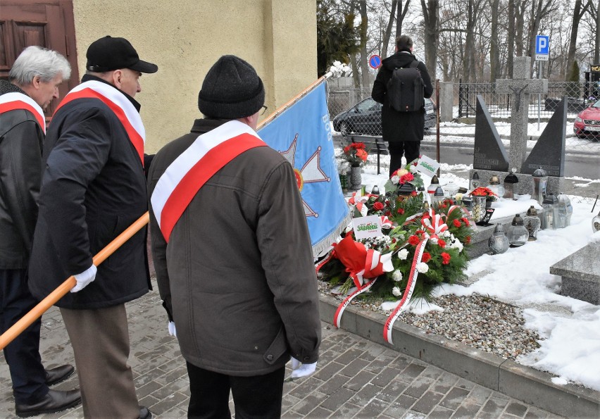 w 39. rocznicę śmierci Piotra Bartoszcze liczne delegacje...