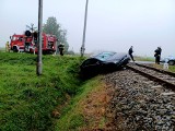 Samochód utknął na przejeździe kolejowym w Łambinowicach. Musieli interweniować strażacy. Chwile grozy kierowcy i pasażerów