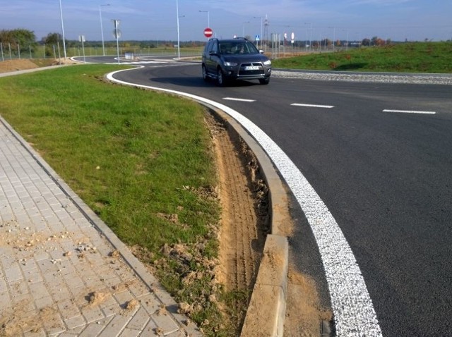 Rondo, które umożliwia dojazd do Ełku już jest zniszczone.
