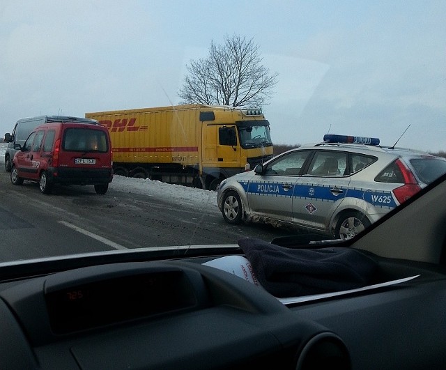 Wypadek pod Przecławiem. Samochód osobowy zderzył się z ciężarówką.