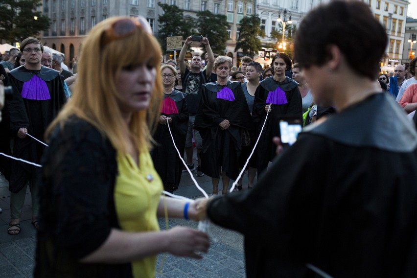 "Obudź się, grozi nam dyktatura". Protest opozycji w Krakowie [ZDJĘCIA]