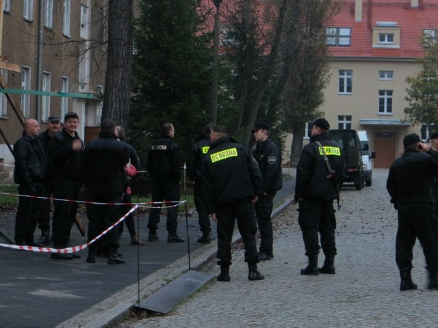 Zdesperowani ochroniarze żądali, aby firma wypłaciła im pieniądze.