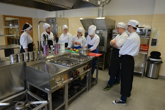 Największe problemy z praktyczną nauką zawodu mają uczniowie kierunków związanych z gastronomią (zdjęcie poglądowe).