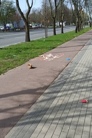 Bałagan w pobliżu McDonald’sa w Słupsku. Miasto sprząta, ludzie śmiecą, a Straż Miejska zapowiada interwencję [ZDJĘCIA]