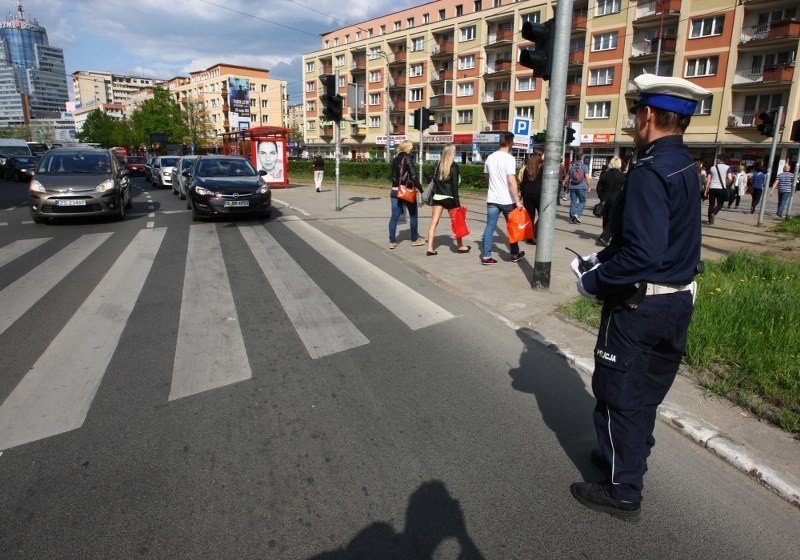 Plac Żołnierza w Szczecinie - kolizja fiata z radiowozem