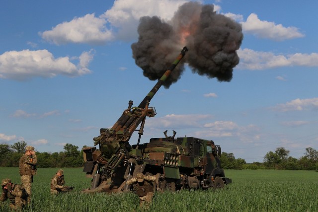 Francja przekazała jak dotąd Ukrainie m.in. samobieżne haubicoarmaty kalibru 155 mm Caesar