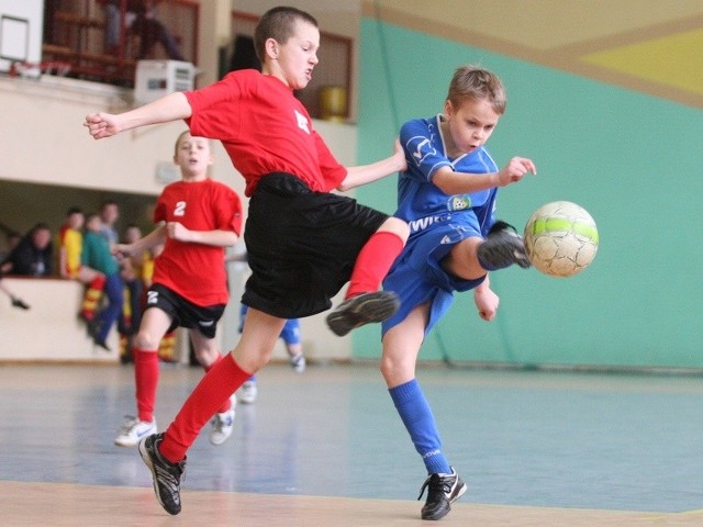 W niebieskiej koszulce Maciej Rekowski z Myśliwca Tuchomie. 